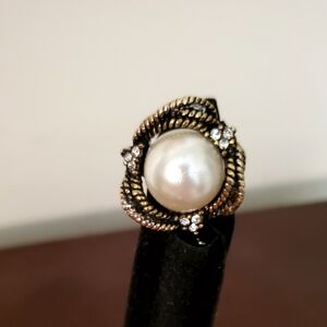 *Decorative Pearl Ring